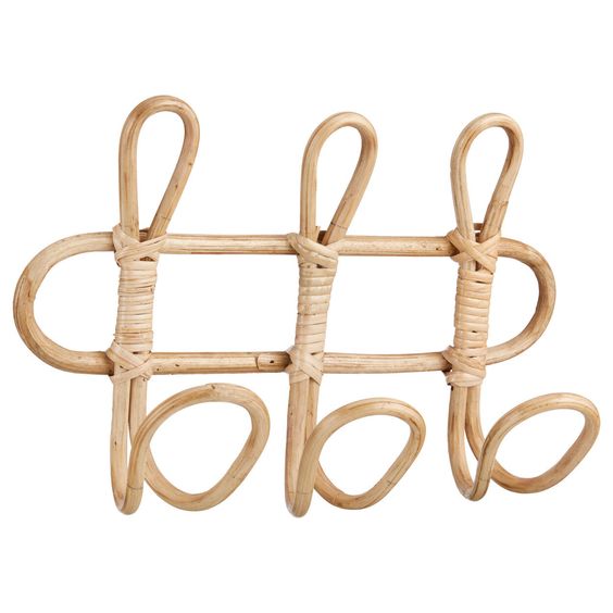 Gancho de Parede em Rattan Natural para decoração de quarto infantil. Combina charme, funcionalidade e organização com design exclusivo. Ideal para pendurar roupas e acessórios