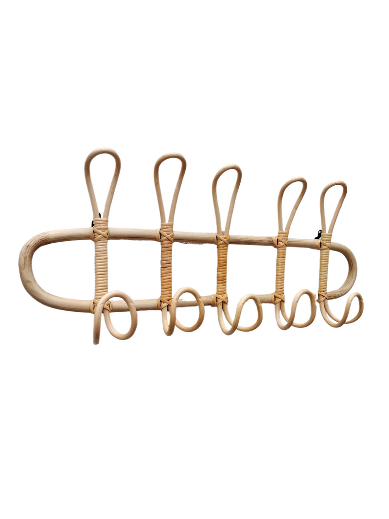 Gancho de Parede em Rattan Natural para decoração de quarto infantil. Combina charme, funcionalidade e organização com design exclusivo. Ideal para pendurar roupas e acessórios