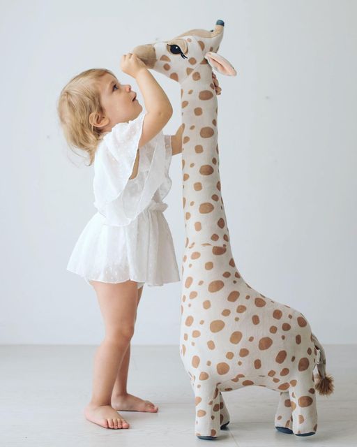 Girafa de Pelúcia Realista 67 cm para decoração de quarto infantil. Feita de algodão de alta qualidade, é um brinquedo educativo e peça decorativa encantadora, ideal para ambientes com temática de safári