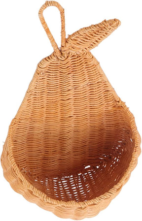 Cesto de vime em formato de pêra para decoração de quarto infantil. Ideal para organizar brinquedos e roupas, feito de rattan durável e com alça para pendurar. Elegância e funcionalidade em um só item