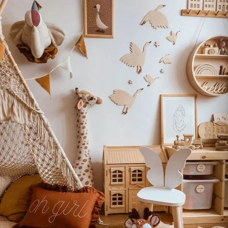 Imagem de quarto infantil decorado com placas de parede coloridas e brinquedos lúdicos e criativos