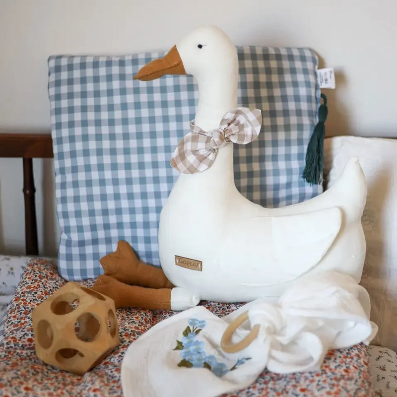 Ganso de Pelúcia Estilo Nórdico para decoração de quarto infantil. Feito de algodão acolchoado, com gravata borboleta xadrez, perfeito para mães e futuras mamães que buscam um toque de charme e sofisticação