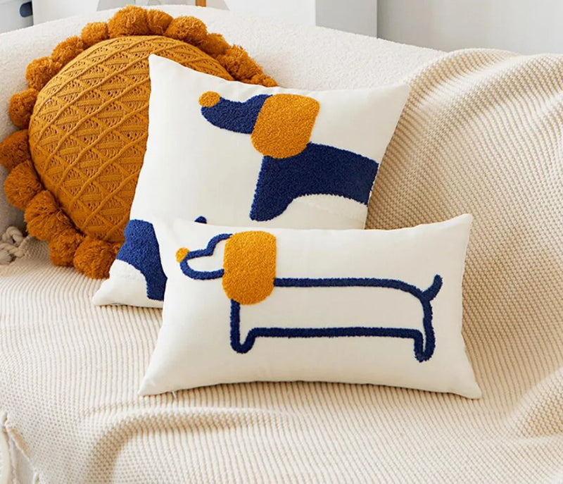 Capa de Almofada Cão Salsicha com estampa bordada, ideal para decoração de quarto infantil. Disponível em 100% algodão, com tamanhos versáteis e fácil de limpar. Perfeita para um ambiente lúdico e aconchegante