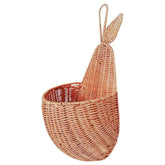 Cesto de vime em formato de pêra para decoração de quarto infantil. Ideal para organizar brinquedos e roupas, feito de rattan durável e com alça para pendurar. Elegância e funcionalidade em um só item