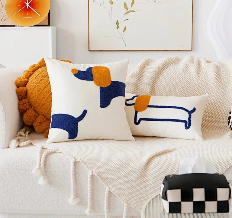 Capa de Almofada Cão Salsicha com estampa bordada, ideal para decoração de quarto infantil. Disponível em 100% algodão, com tamanhos versáteis e fácil de limpar. Perfeita para um ambiente lúdico e aconchegante