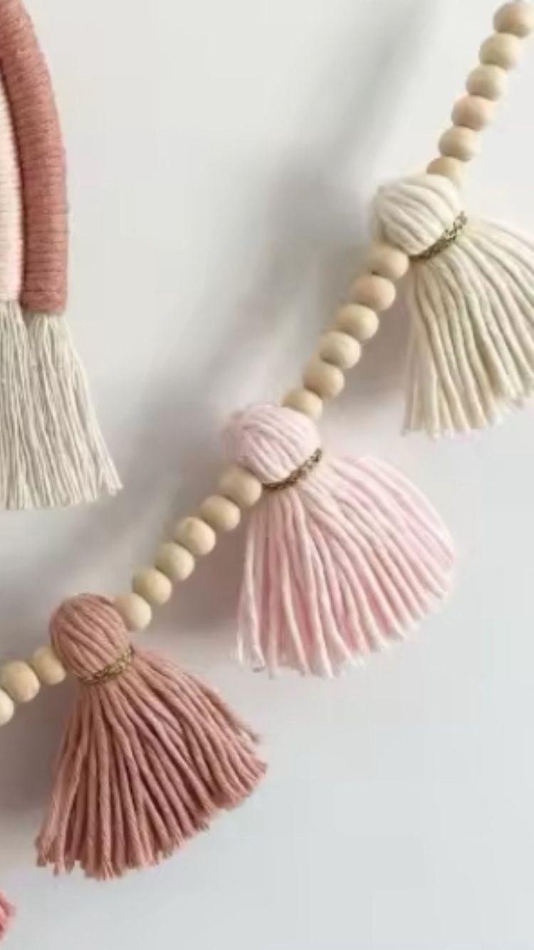 Decore o quarto do seu bebê com o Artigo Decorativo de Parede Arco-Íris Boho com cordão de borla colorido. Feito à mão com fio de algodão e contas de madeira, perfeito para criar um ambiente alegre e acolhedor