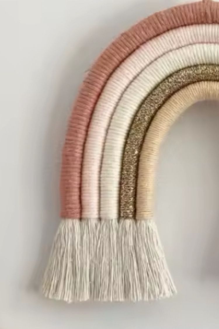 Decore o quarto do seu bebê com o Artigo Decorativo de Parede Arco-Íris Boho com cordão de borla colorido. Feito à mão com fio de algodão e contas de madeira, perfeito para criar um ambiente alegre e acolhedor