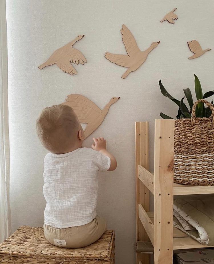 Imagem de quarto infantil decorado com placas de parede coloridas e brinquedos lúdicos e criativos