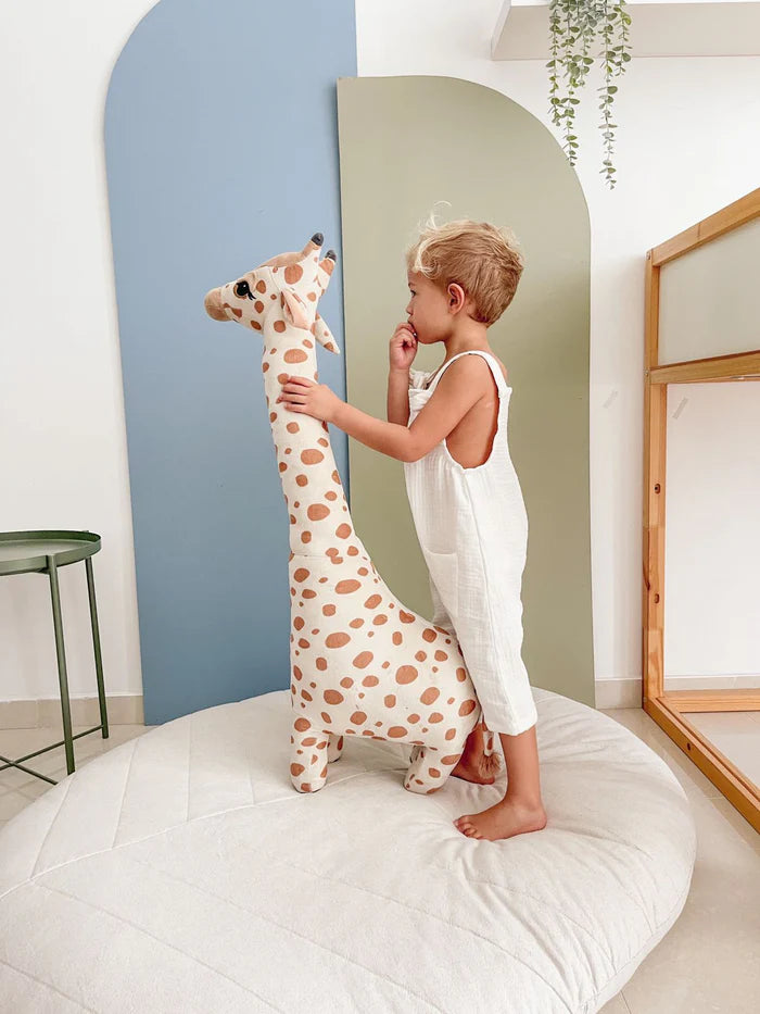 Girafa de Pelúcia Realista 67 cm para decoração de quarto infantil. Feita de algodão de alta qualidade, é um brinquedo educativo e peça decorativa encantadora, ideal para ambientes com temática de safári