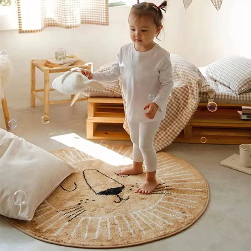 Tapete Infantil Leãozinho - Feito de 100% poliéster, antiderrapante e fácil de limpar. Perfeito para decorar o quarto do bebê com um toque lúdico e estilo boho. Disponível em 100cm e 120cm